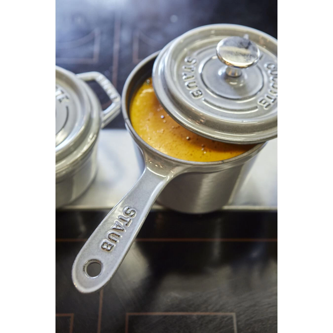 Staub Stieltopf 14 Cm, Gusseisen, Graphit-Grau 2 Staub Stieltopf 14 Cm, Gusseisen, Graphit-Grau – Bild 2