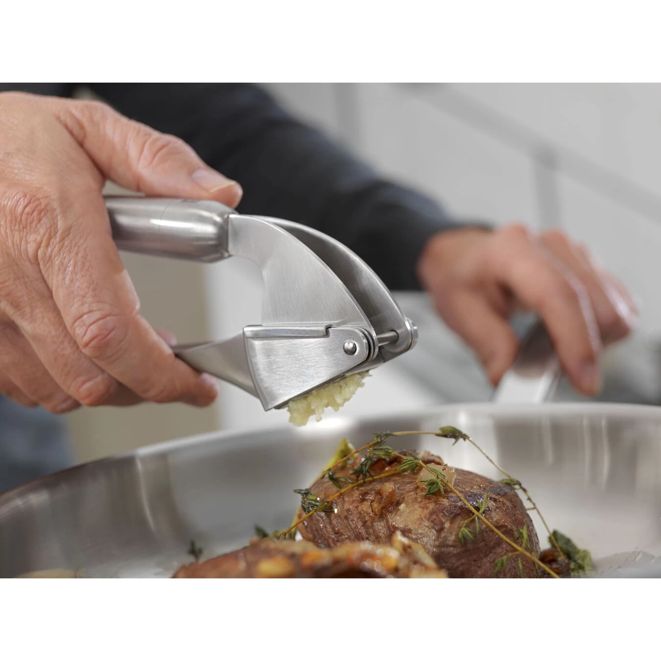 Zwilling Knoblauchpresse, 20 Cm, 18/10 Edelstahl 3 Zwilling Knoblauchpresse, 20 Cm, 18/10 Edelstahl – Bild 3